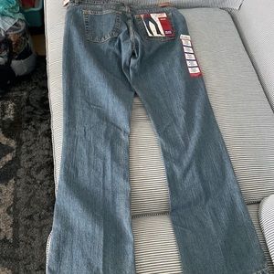 New Levi low rise a pot-cut Jeans NWT